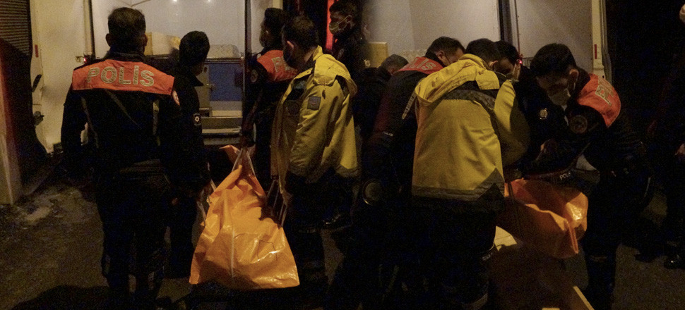 Amcasını öldürdü... Trafik polislerine teslim oldu!