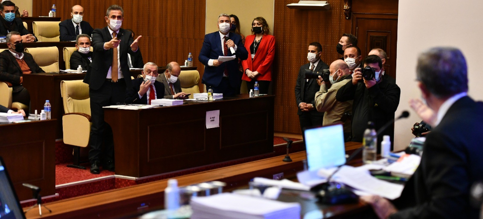 Mansur Yavaş'ı sıralara vurarak protesto ettiler!