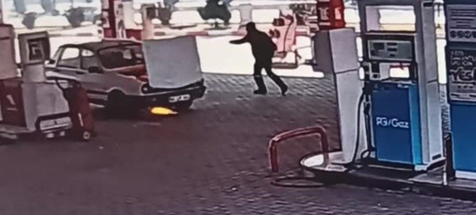 Yakıt alan araç bir anda alev aldı