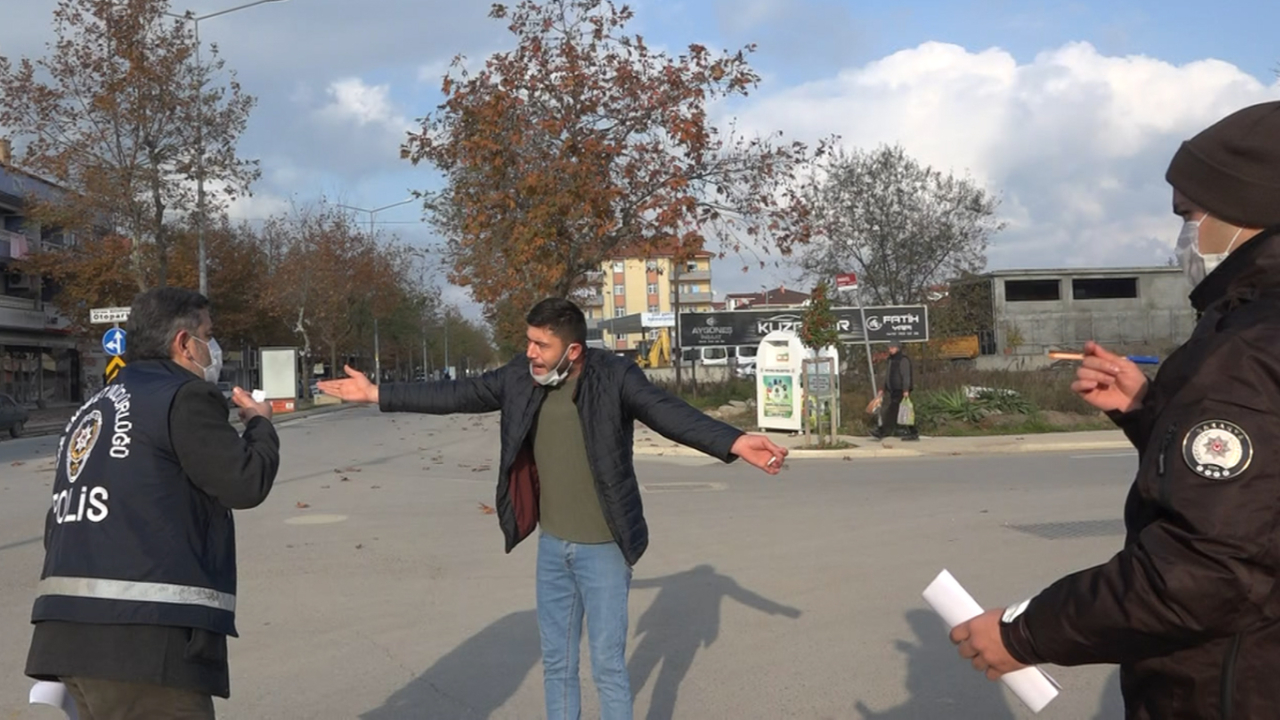 Maskesiz, sigara içerken polislerin önünden geçti cezayı yedi
