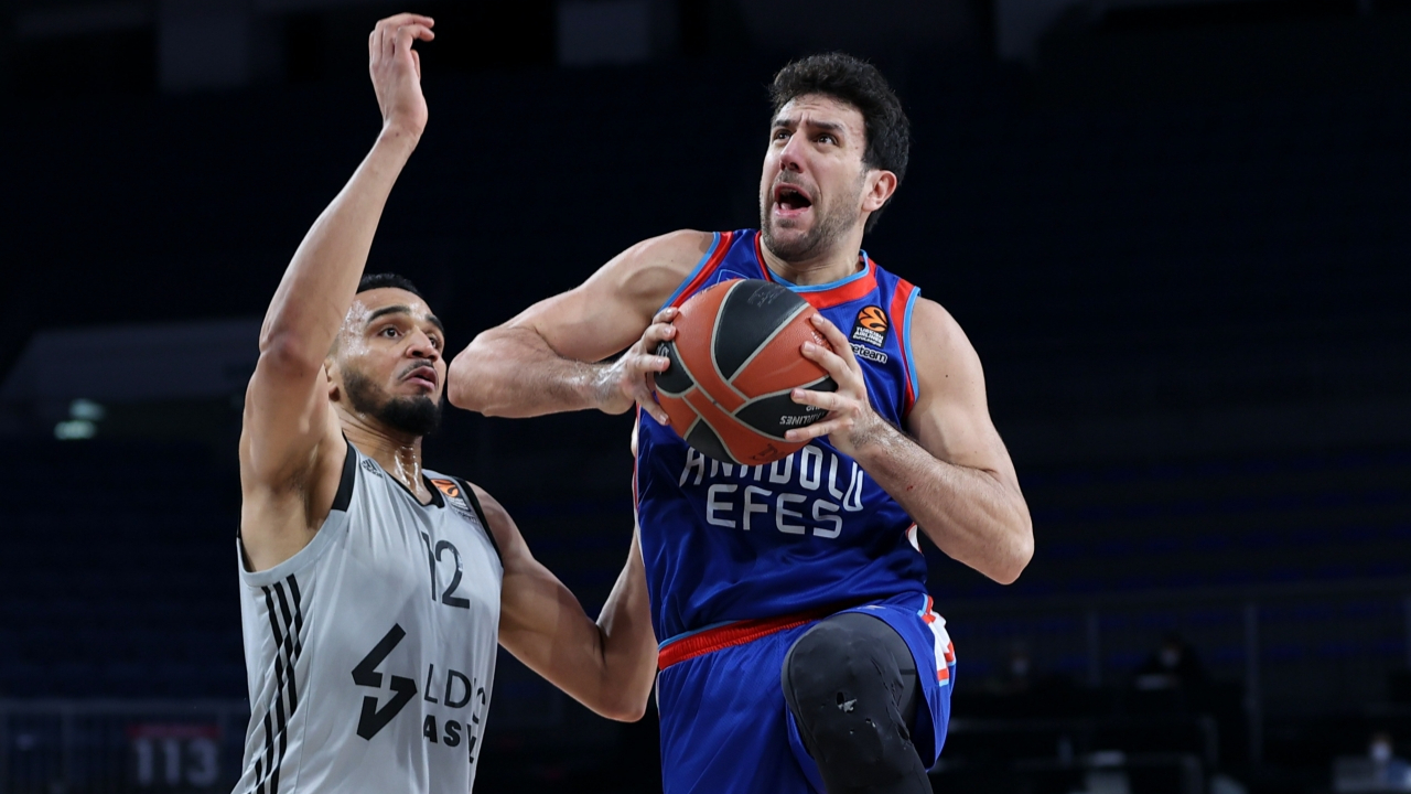 Anadolu Efes erteleme maçında Asvel'i 72-68 mağlup etti