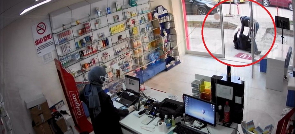 Eczanede kan donduran olay! Yaşlı adamı kaldırıma fırlattı
