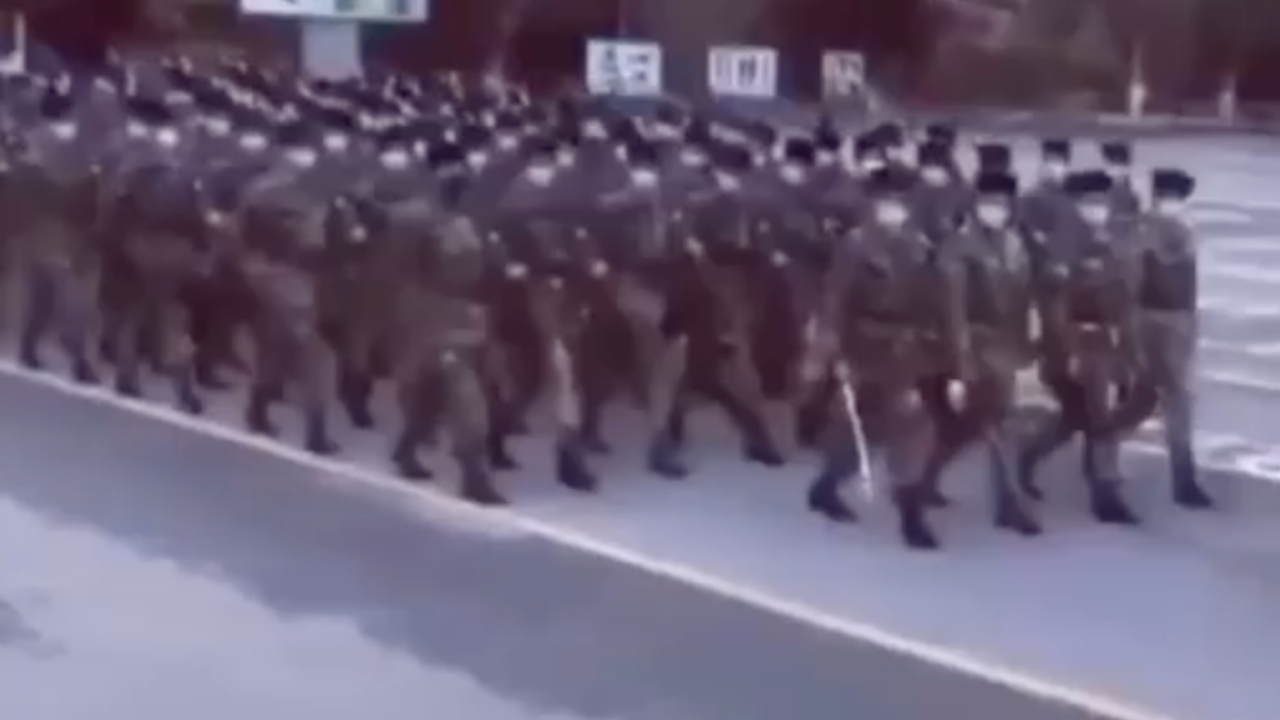 Azerbaycan askeri Mehter Marşı ile yürüdü