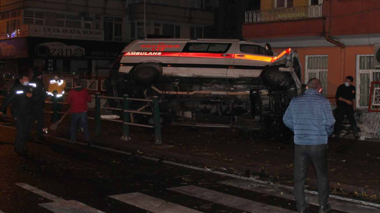 Kayseri’de ambulans ile hafif ticari araç çarpıştı: 8 yaralı