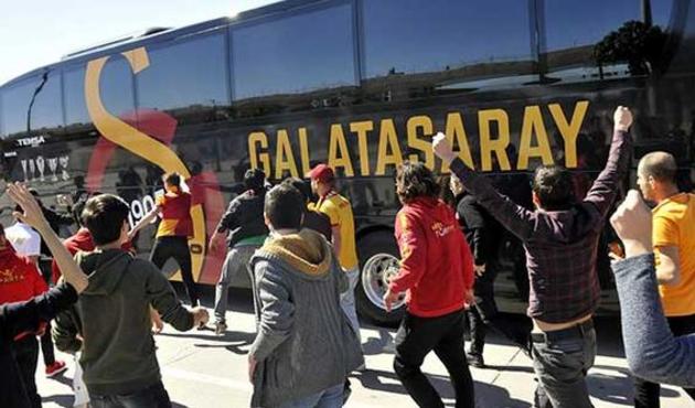 Galatasaray taraftarı Antalya'da takım otobüsünü yumrukladı!