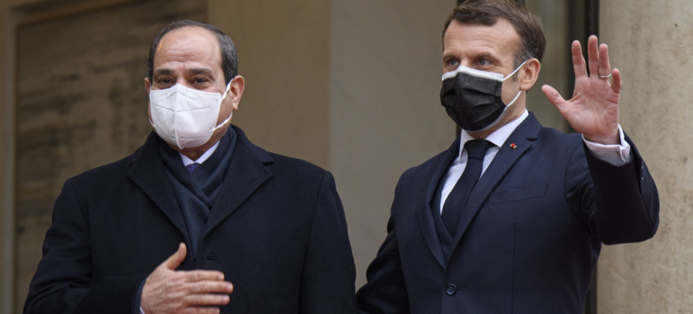 Aklını kaçıran Macron, Sisi'ye onur nişanı verdi