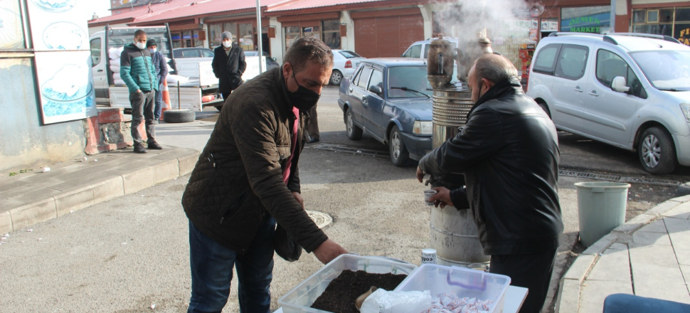 Semaverler sokaklardaki yerini aldı