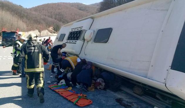Kadın işçileri 8 Mart kutlamasına götüren otobüs devrildi!
