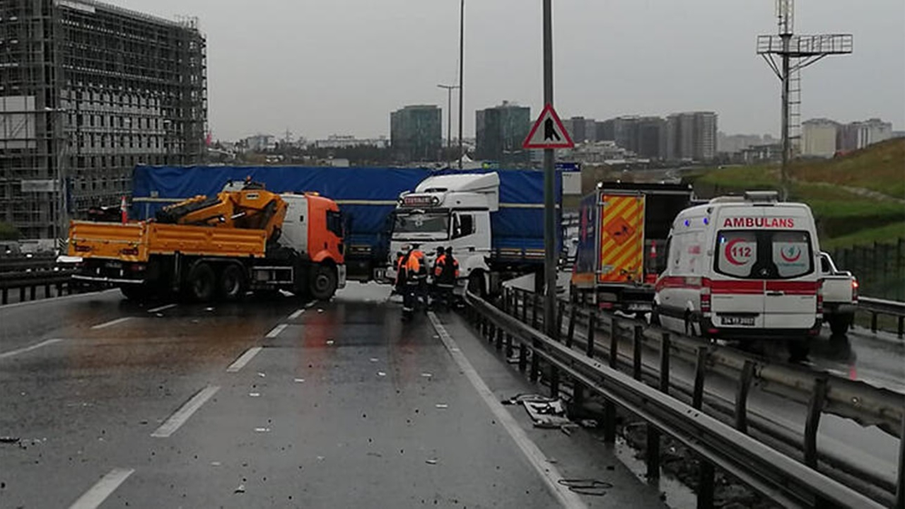Küçükçekmece'de TIR metrobüs bariyerlerine çarptı!