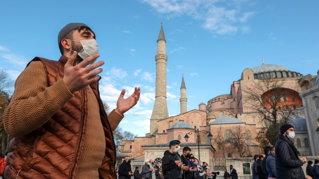 Eller 'yağmur' için semaya kalktı