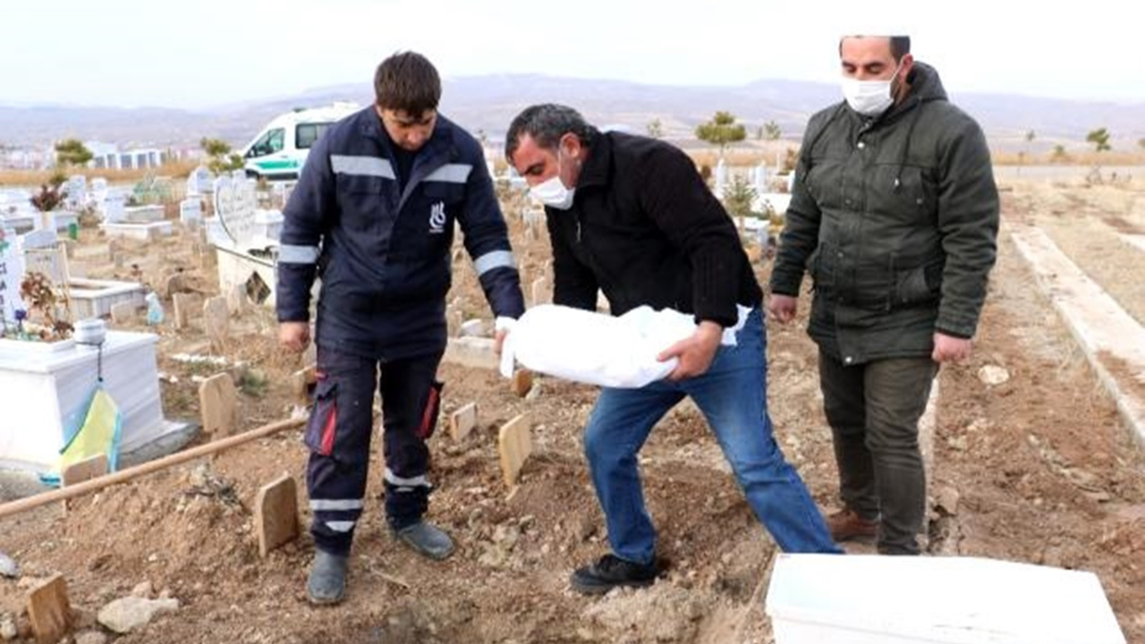 Doğduğu gün sokağa atılan bebek toprağa verildi