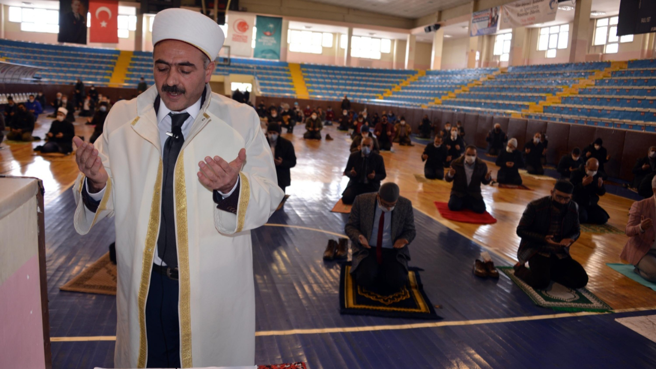 Erzurumlunun cuma duası farklı oldu