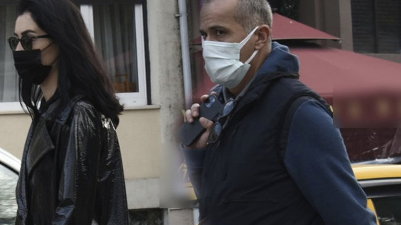 Memet Özer sevgilisi Verda Özer ile yürüyüşte...