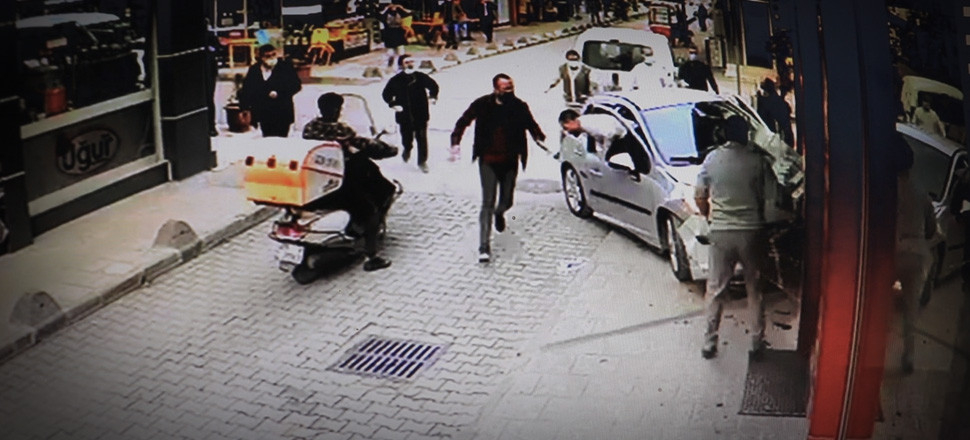 Kontrolden çıkan otomobil çarptığı yaya ile birlikte restorana böyle daldı