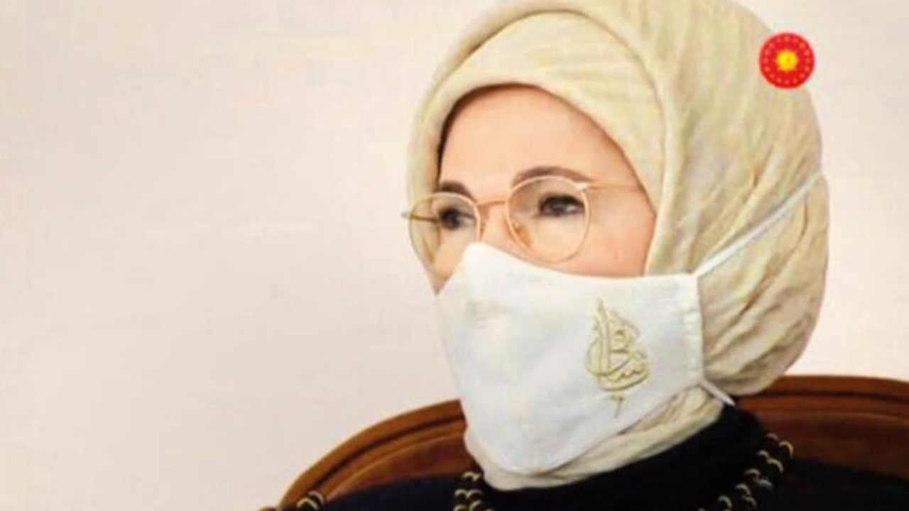 Emine Erdoğan'ın maskesindeki mesaj