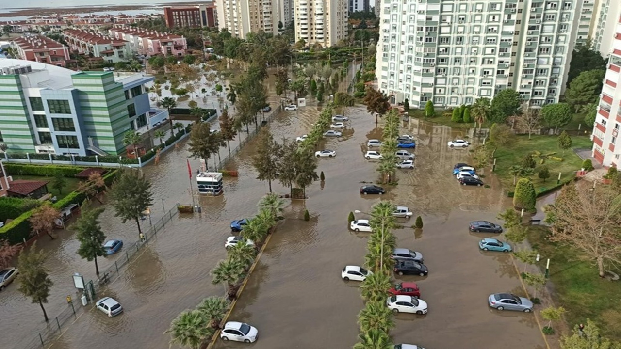 İzmir'de sağanak sonrası sel felaketi
