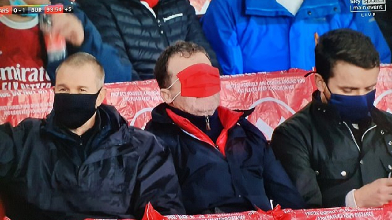 Arsenal taraftarından maskeli protesto