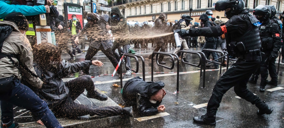 Fransa'da binlerce kişi yine sokaklarda