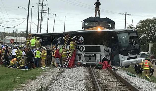 Tren otobüse çarptı: 3 ölü