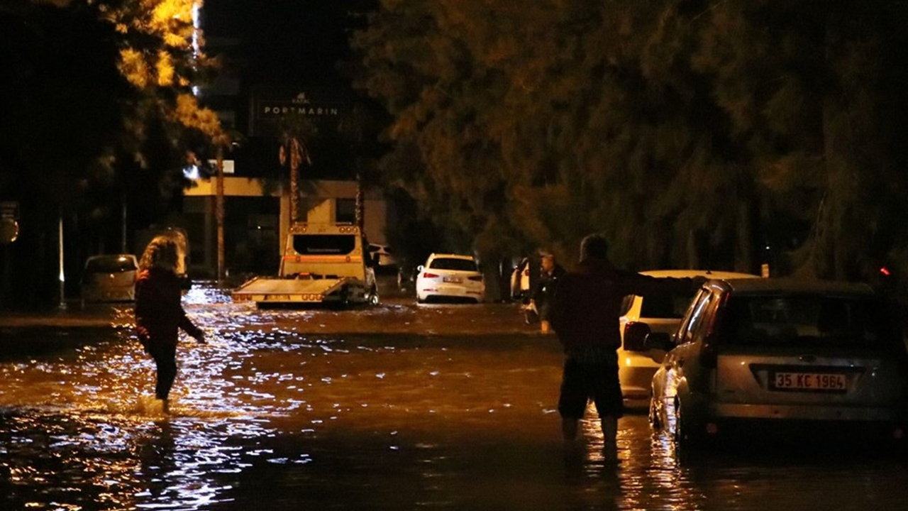 Deniz taştı! Araçlar sular altında kaldı