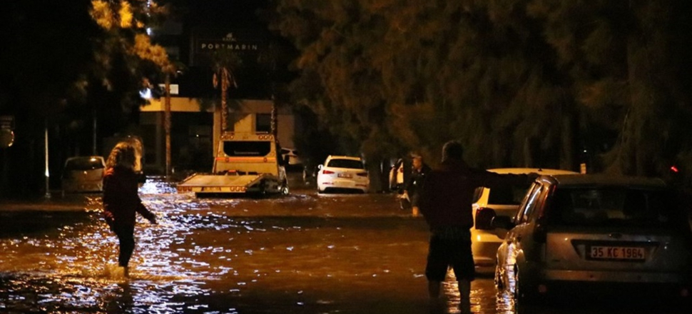 Deniz taştı! Araçlar sular altında kaldı