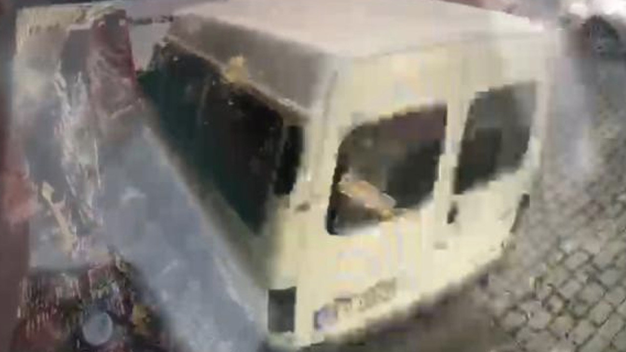 Sürücüsü fenalaşan minibüs kaldırıma çıktı! 2 yaralı...