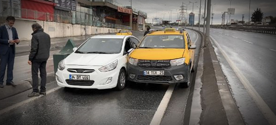 İstanbul'da boş yolu paylaşamayıp kaza yaptılar!