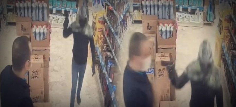 Kağıthane'de markette silahlı soygun girişimi kamerada!