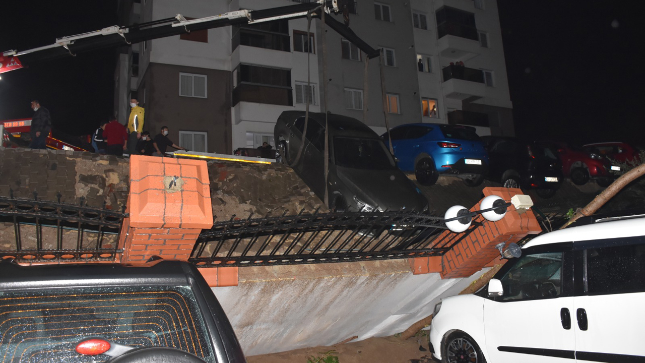 İzmir'de istinat duvarı çöktü 20'ye yakın araç hasar gördü!