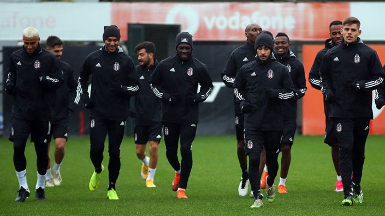 Beşiktaş'ta bir futbolcu daha koronaya yakalandı