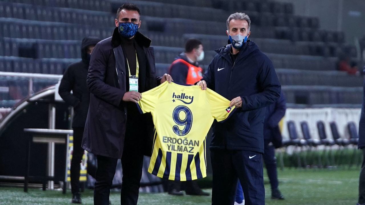Fenerbahçe'den Karacay Belediyespor teknik direktörü Erdoğan Yılmaz'a forma jesti