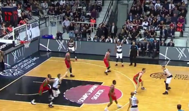 Beşiktaş - Karşıyaka maçında  hakemler oyunu durdurdu!