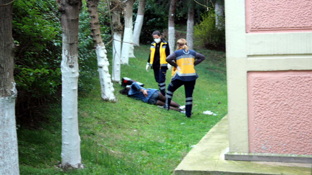 Polisi görünce 3. kat penceresinden atladı