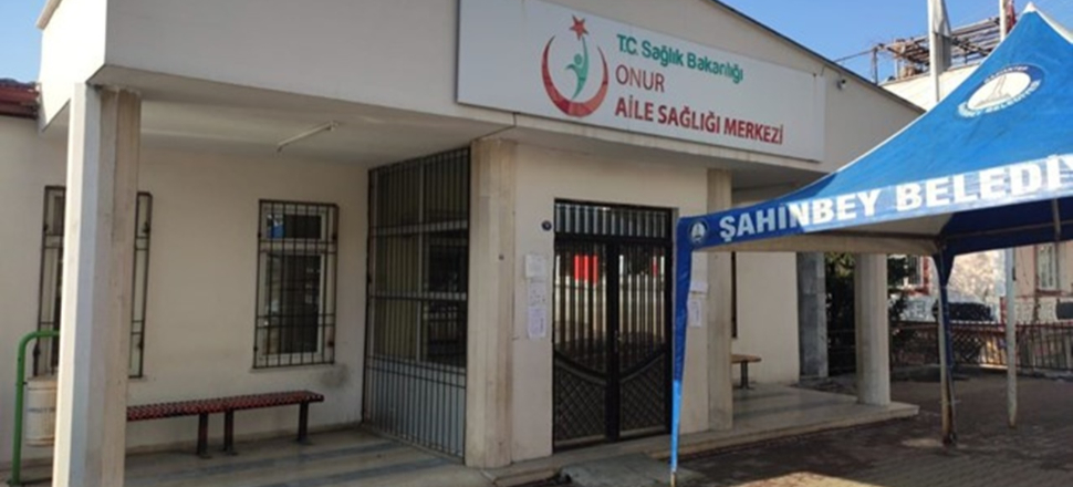 Korona şüphelisi içine tükürdüğü suyu doktora döktü