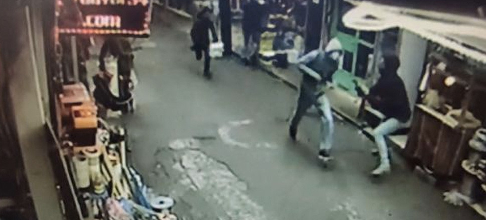 Beyoğlu'nda esnafın kapkaççıyı yakalama anı kamerada!