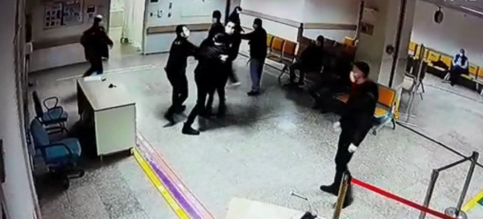 Görev başındaki doktoru bıçaklamaya çalıştı!