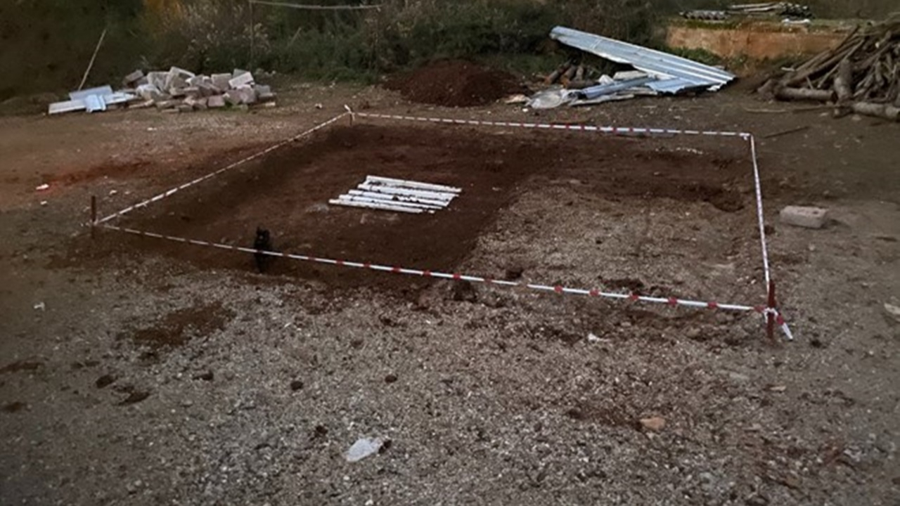 Çocuklar, top oynarken tarihi mezar buldu