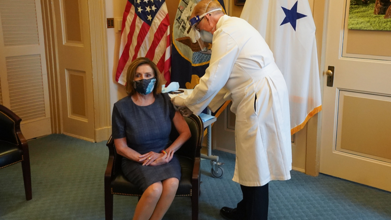 ABD’de Nancy Pelosi koronavirüs aşısı oldu