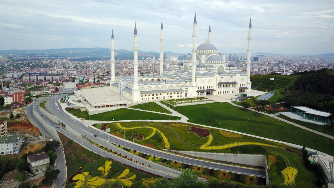 CHP'li Turpçu, Çamlıca Camii'ne metro yapımını bakanlığın üstlenmesinden rahatsız