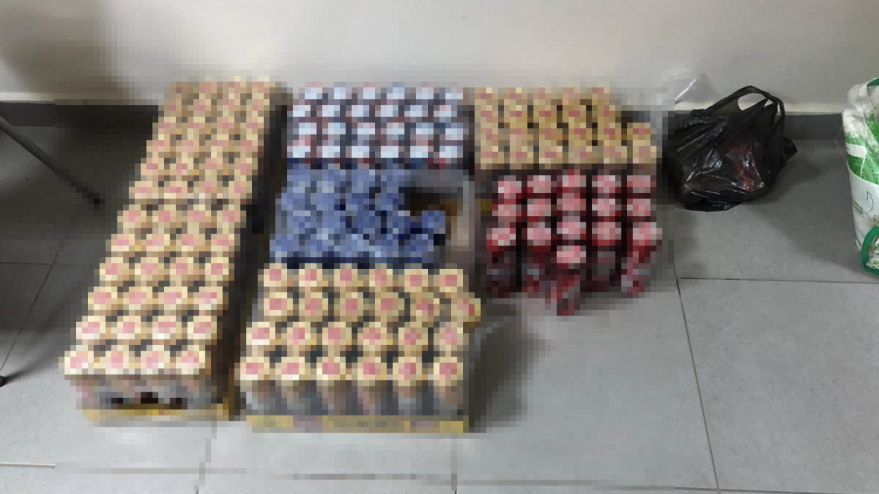 Otomobille evlere alkol servisi yapan büfeciye suçüstü