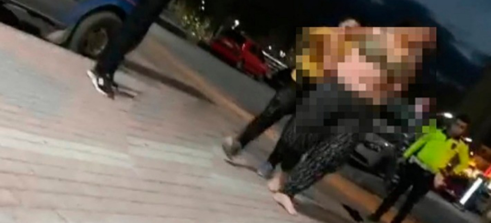 Gözaltına alınmamak için soyundu