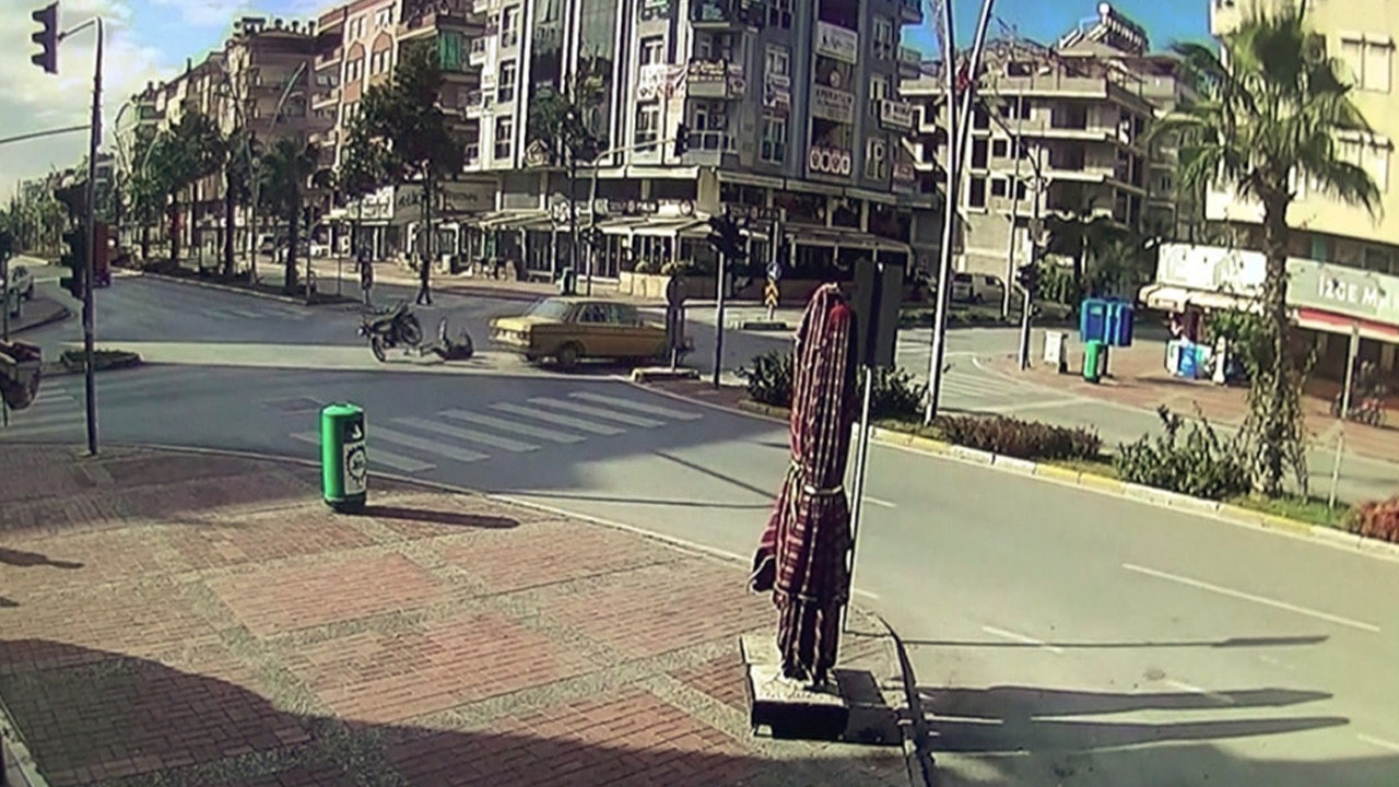 Bomboş bulvarda birbirlerine girdiler!