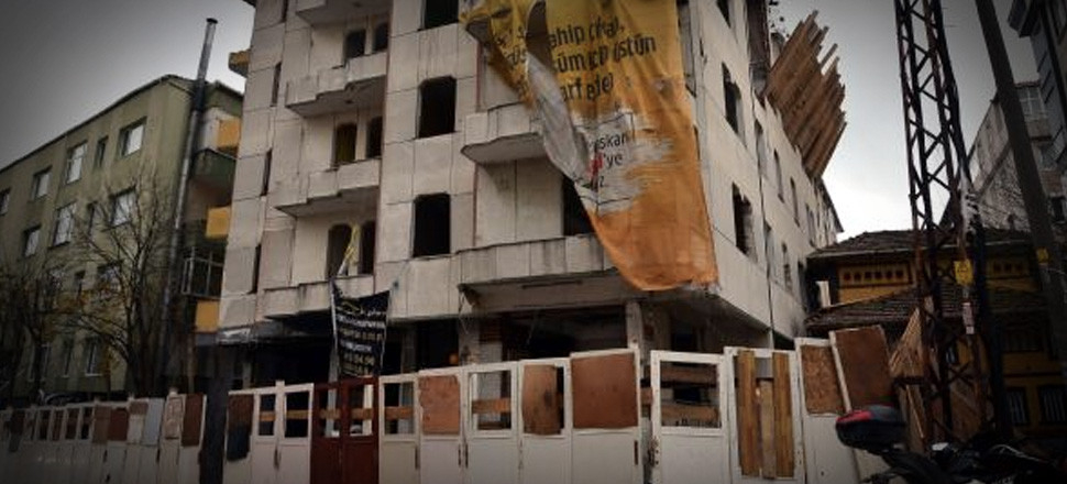 Avcılar’da kentsel dönüşüm klasiği! Yıkımına başlanan binalara kapılı bariyer...