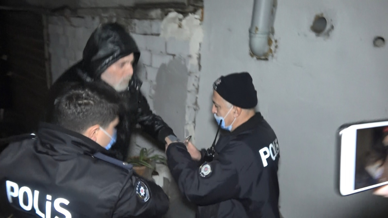 Kumar oynayan kardeşlerini ihbar etti