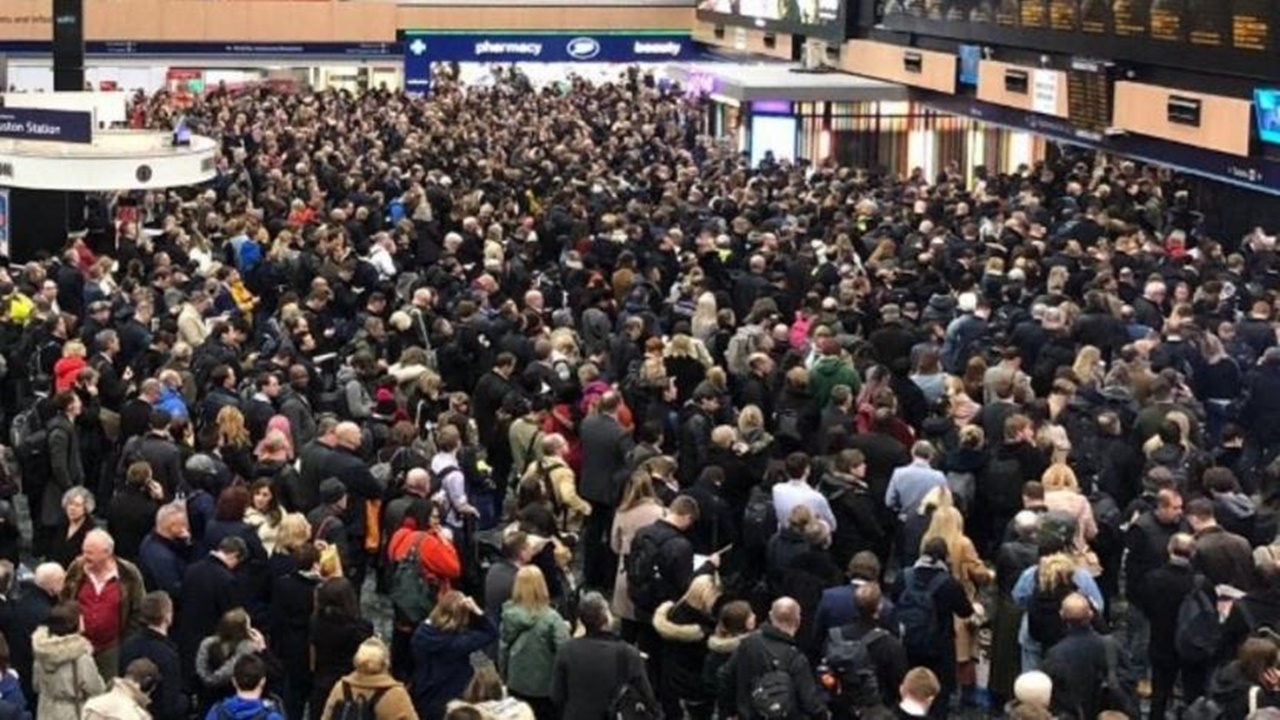 Londra'da virüsten kaçış izdihamı