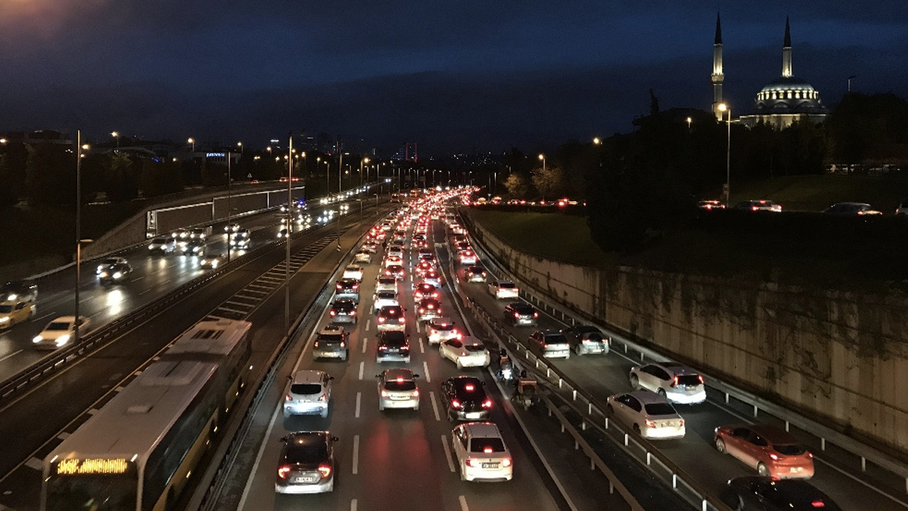 56 saatlik kısıtlama sonrası 15 Temmuz Şehitler Köprüsü’nde trafik yoğunluğu!