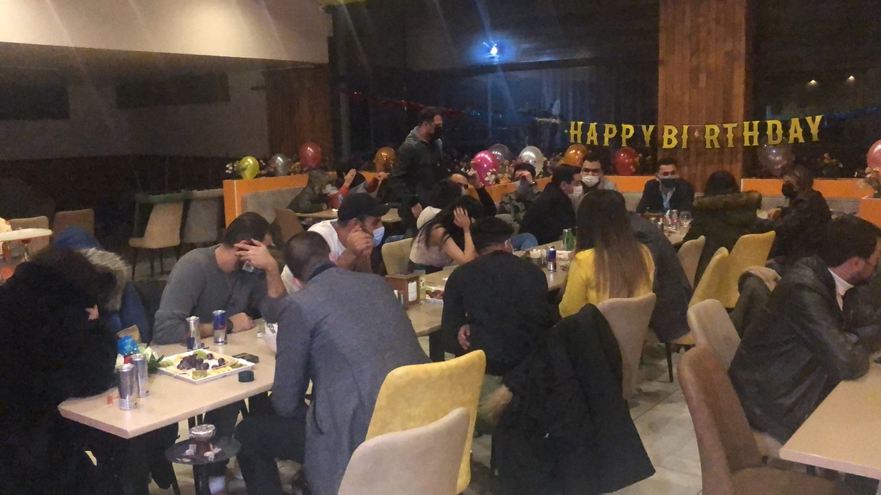 Kaçak doğum günü partisine baskın!
