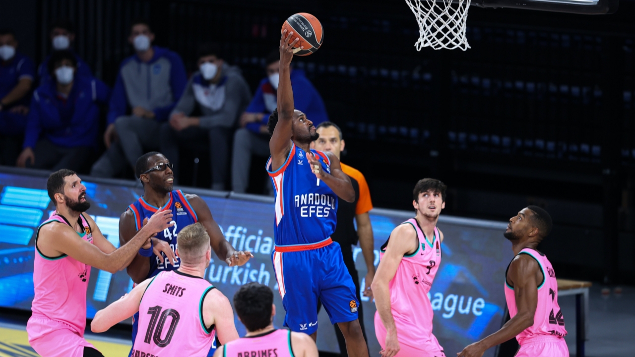 Anadolu Efes'ten Barcelona karşısında kritik galibiyet