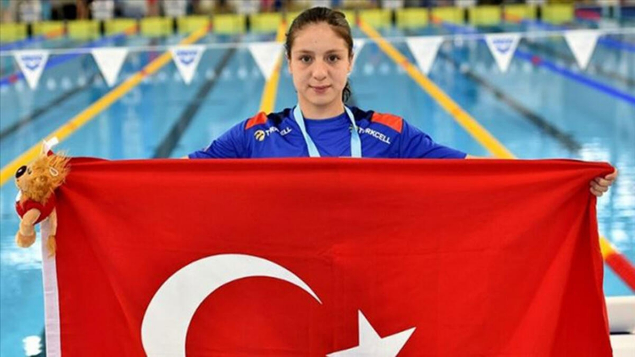 Milli yüzücü Merve Tuncel'den gençler dünya rekoru!