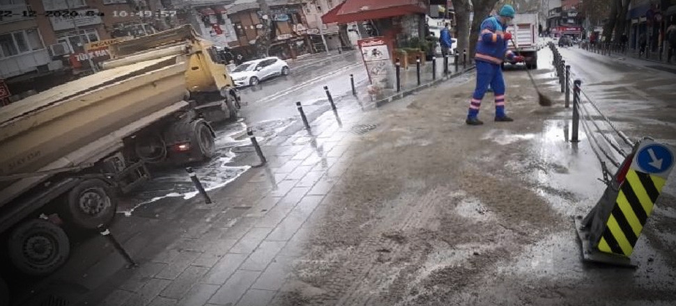 Üsküdar'da kamyon bariyerlere çarptı! Tüm yakıt yola döküldü...